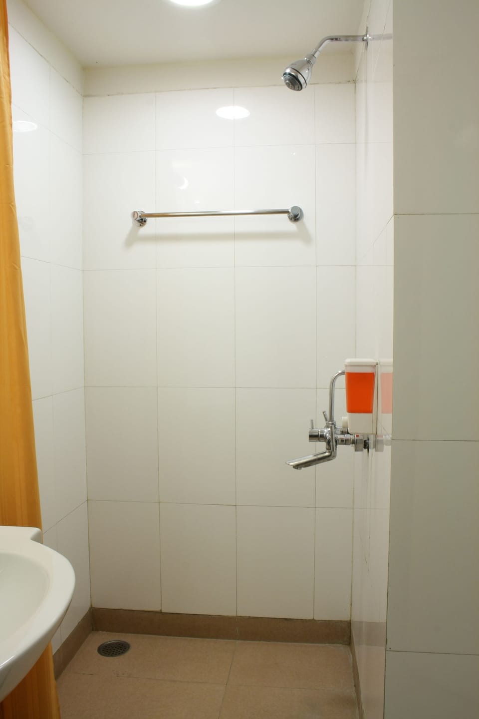 Shower, rainfall showerhead, free toiletries, towels