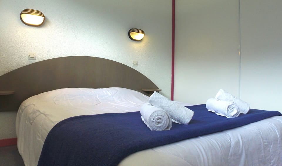 Free cribs/infant beds, bed sheets