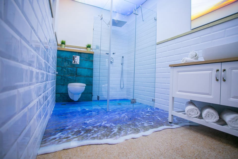 Ocean Suite | Minibar, individually decorated, individually furnished, desk