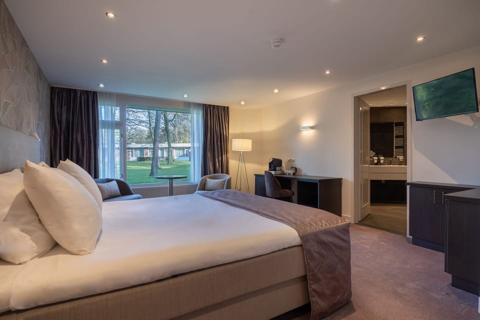 Suite | Minibar, in-room safe, desk, laptop workspace