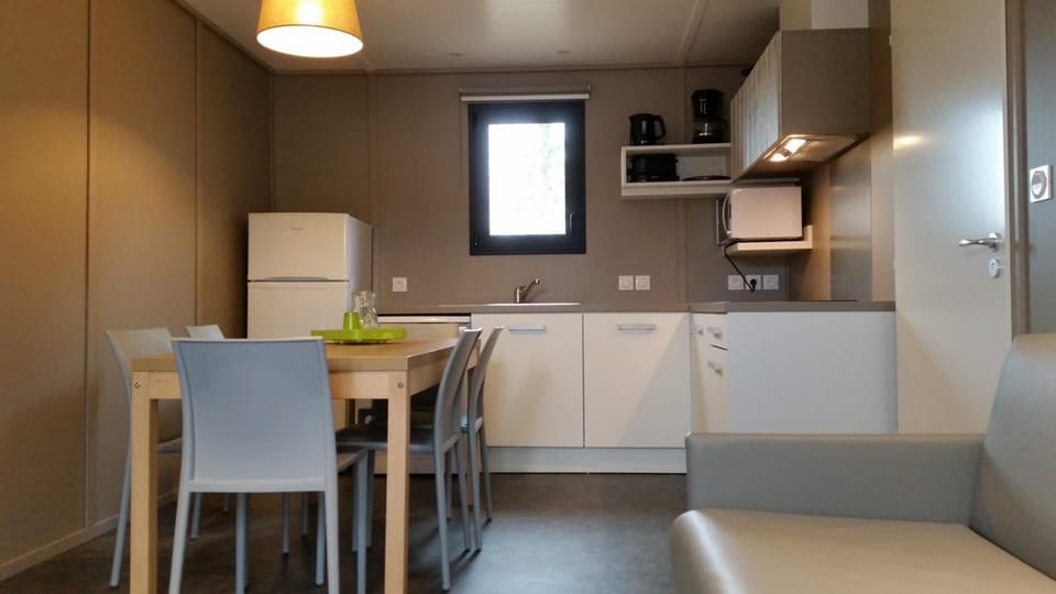 Full-size fridge, microwave, stovetop, dishwasher
