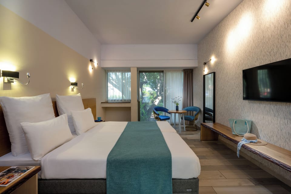Deluxe Room, Balcony | Minibar, in-room safe, desk, blackout drapes