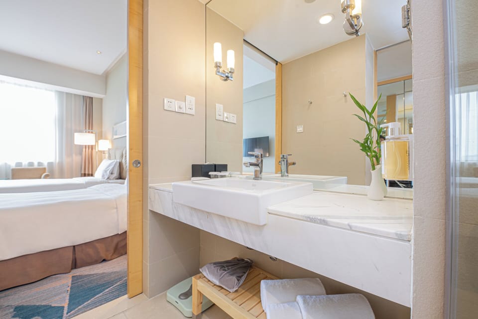 Shower, rainfall showerhead, free toiletries, hair dryer