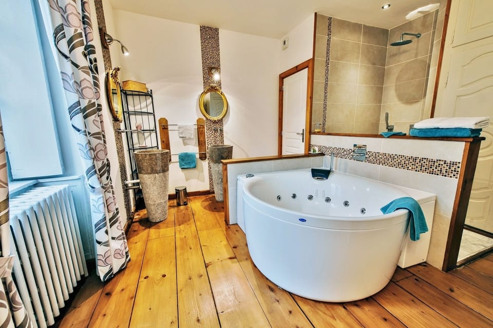 Suite (Marie-Rose) | Bathroom | Separate tub and shower, rainfall showerhead, free toiletries
