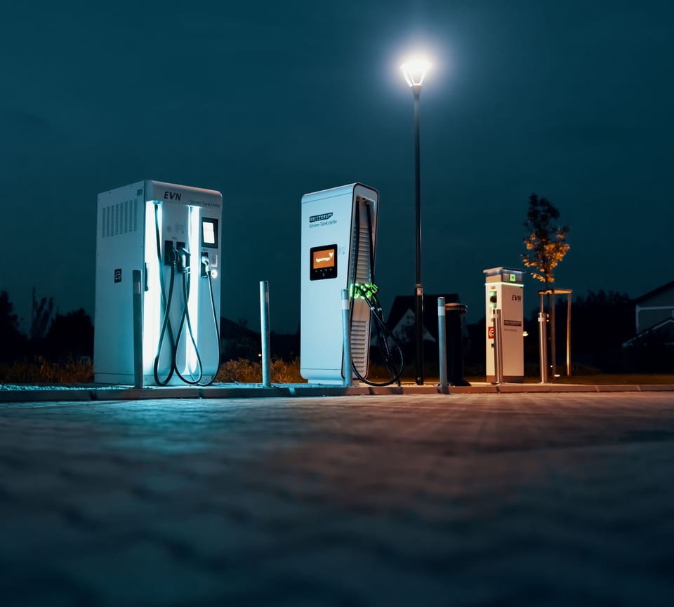 Electric vehicle charging station