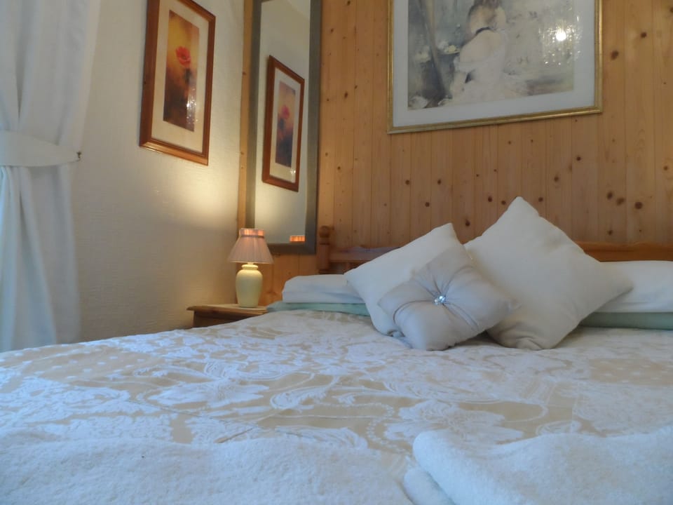 Large Double Room | Free WiFi, bed sheets