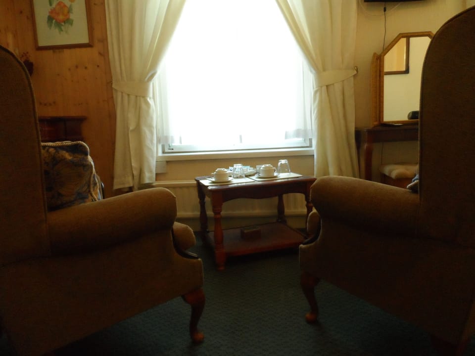 Large Double Room | Free WiFi, bed sheets