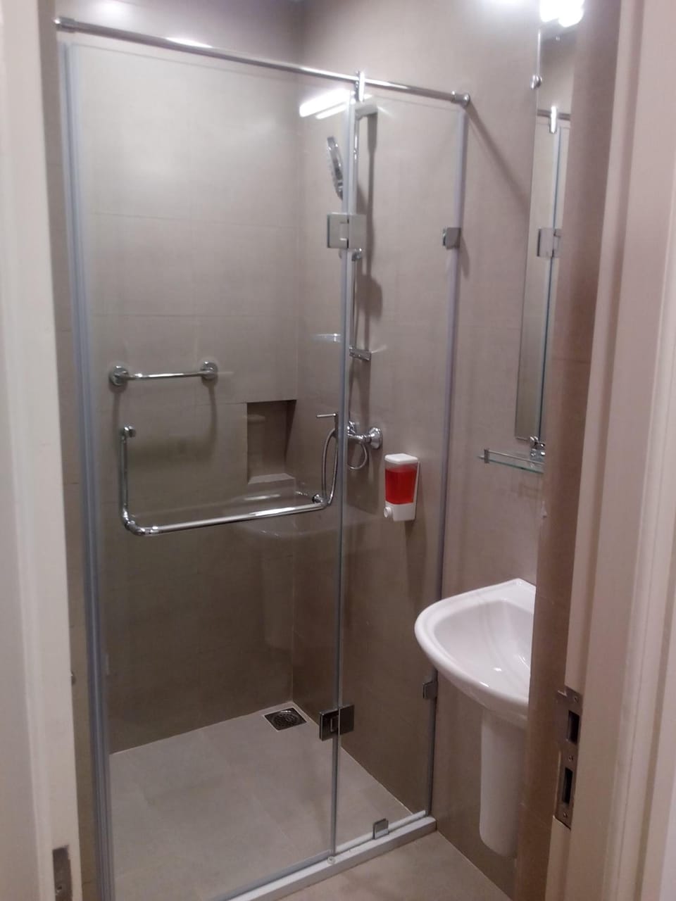 Shower, rainfall showerhead, free toiletries, towels