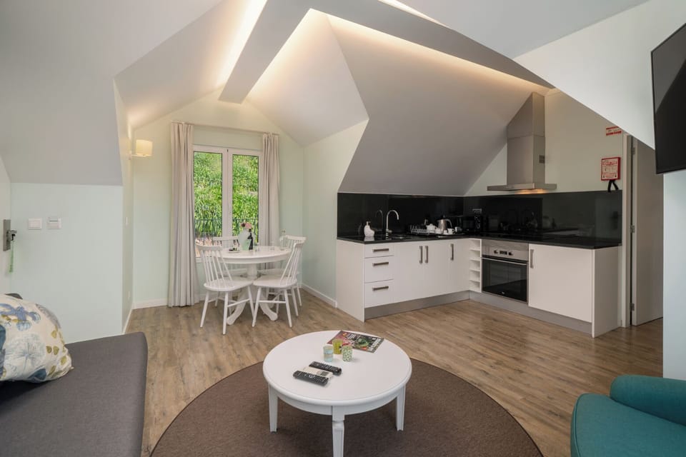 1-bed Loft Superior Suite | Private kitchen | Microwave, stovetop, coffee/tea maker, electric kettle
