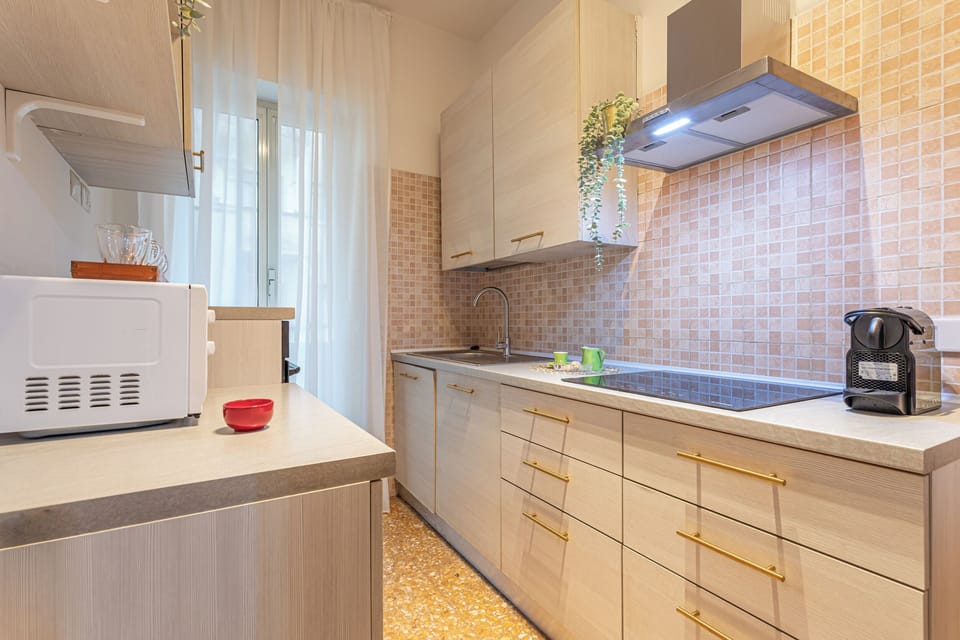 Full-size fridge, microwave, oven, stovetop