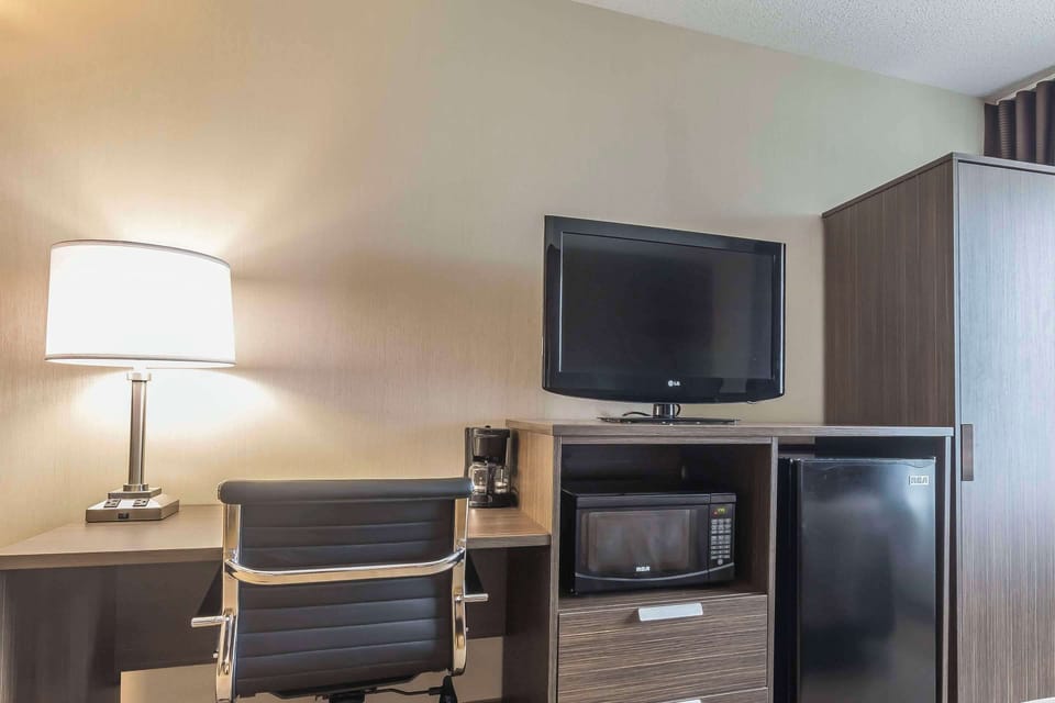 Premium bedding, pillowtop beds, desk, blackout drapes