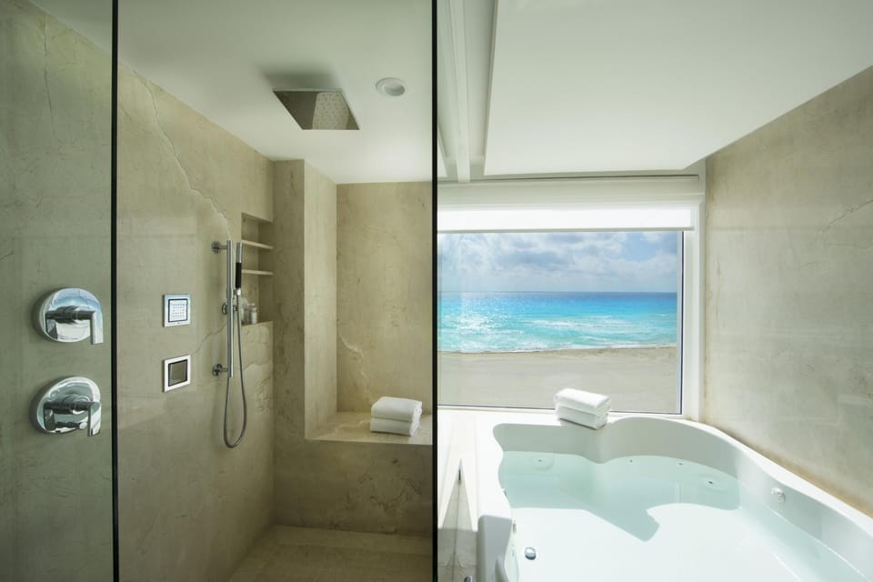 Royale Junior Suite Ocean View - King Size Bed | Bathroom | Separate tub and shower, jetted tub, hydromassage showerhead