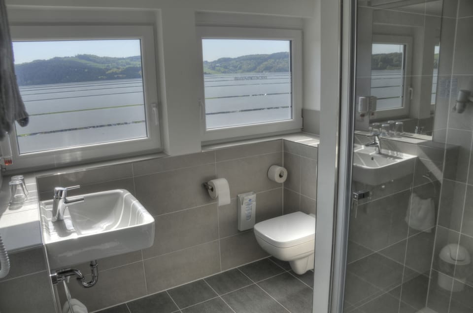 Standard Twin Room, Multiple Beds, Non Smoking | Bathroom | Shower, hair dryer, towels