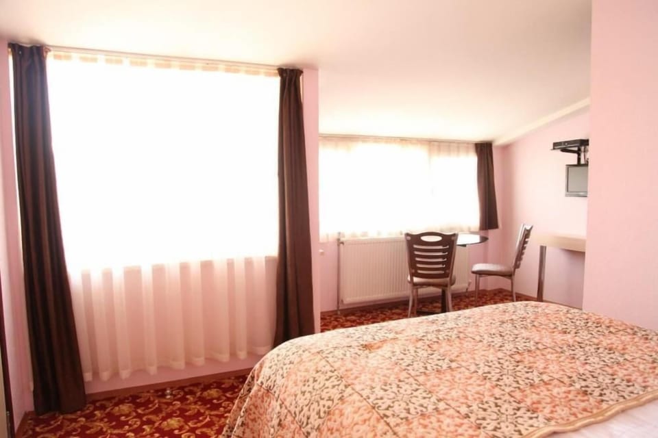 Standard Single Room | Minibar, in-room safe, desk, blackout drapes