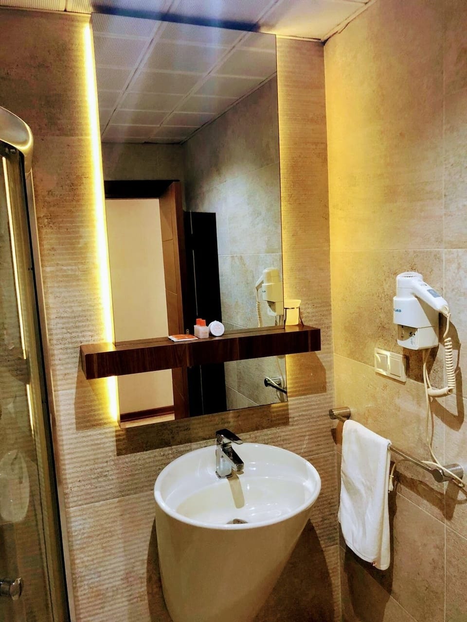 Standard Double or Twin Room, Non Smoking | Bathroom | Shower, free toiletries, hair dryer, slippers