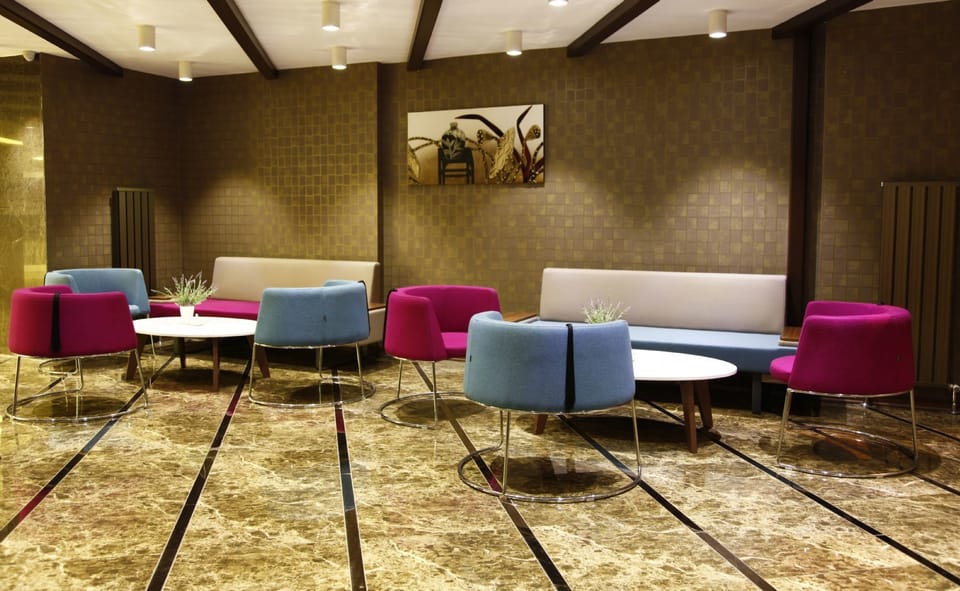 Lobby lounge