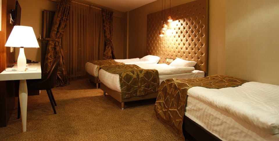Family Room | Minibar, desk, free WiFi, bed sheets