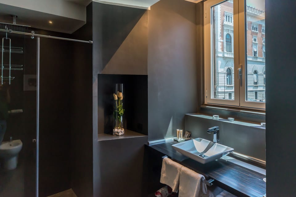 Junior Suite | Bathroom | Free toiletries, hair dryer, bidet, towels