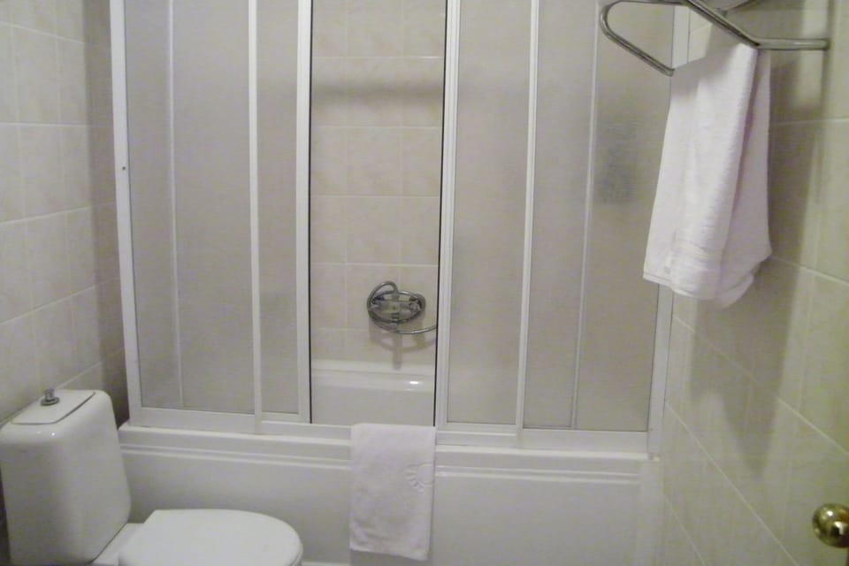 Bathtub, free toiletries, hair dryer, slippers