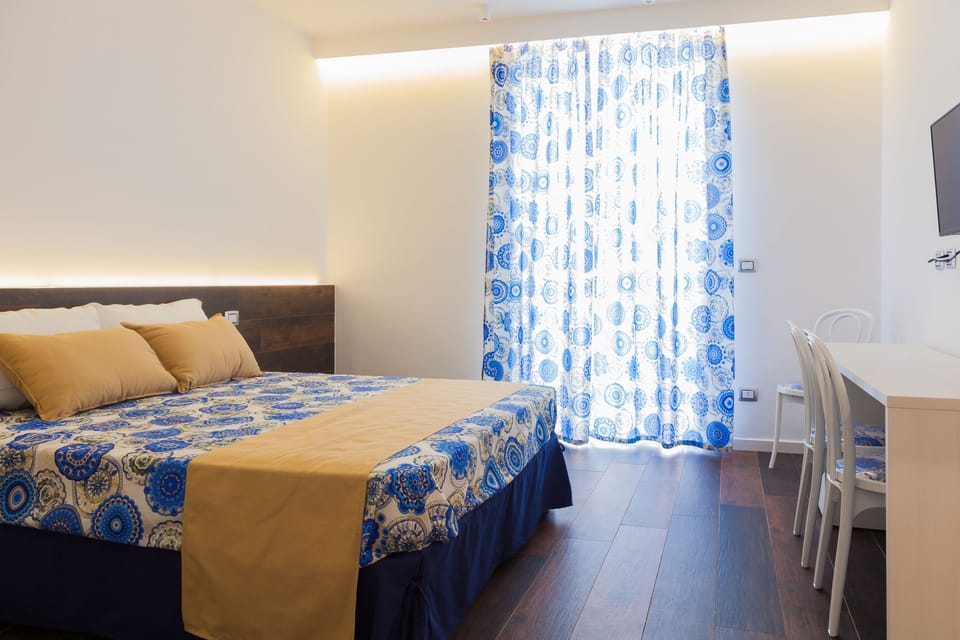 Down comforters, in-room safe, desk, blackout drapes