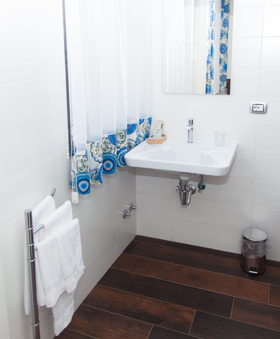 Double Room (Amalfi) | Bathroom | Shower, rainfall showerhead, free toiletries, bidet