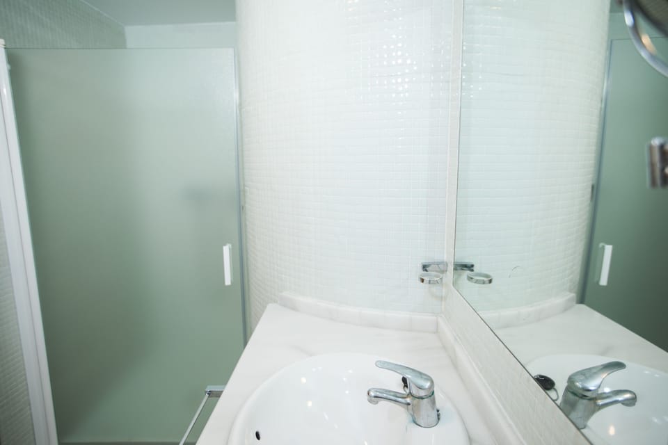 Suite, Terrace | Bathroom | Free toiletries, bidet, towels