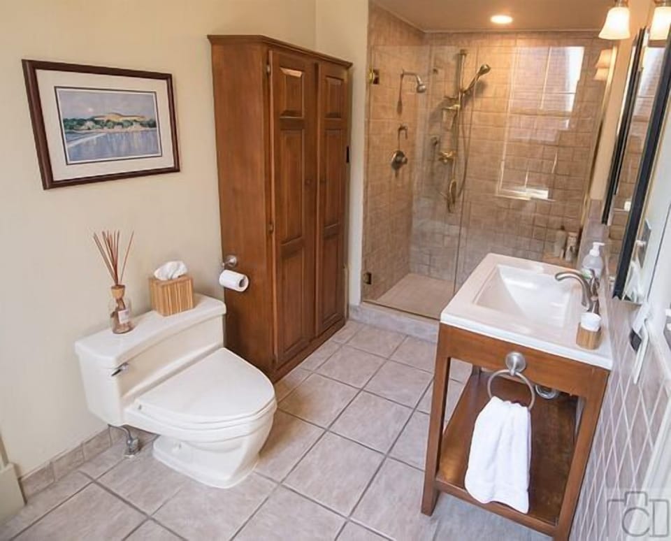 2nd Floor Bathroom