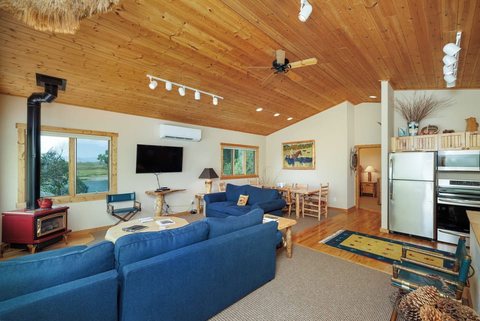 Enjoy a movie together | Sofa sleeper | Main Level