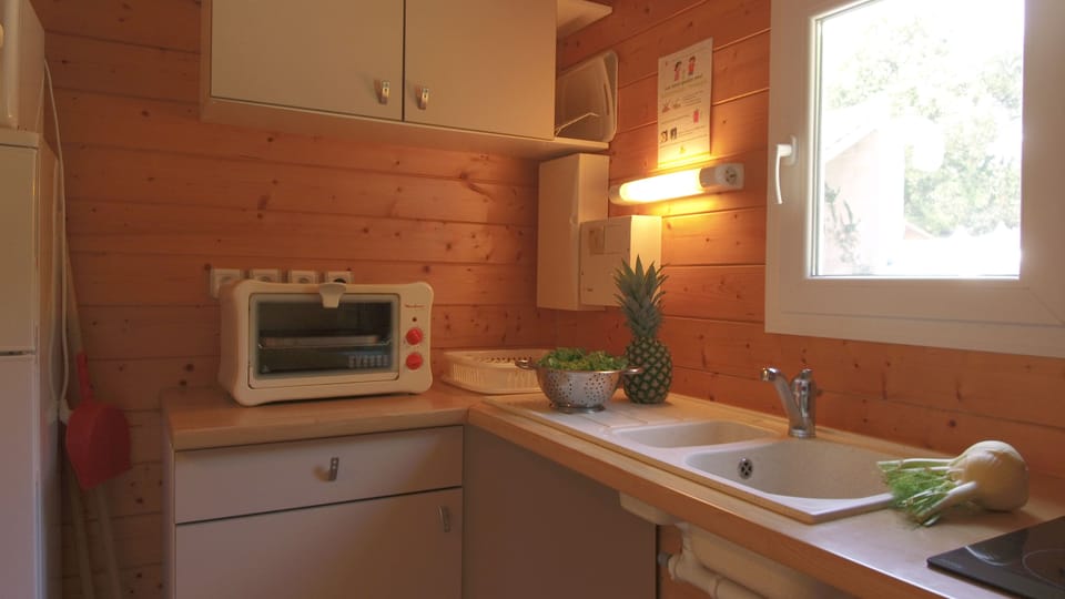 Chalet, 2 Bedrooms, Accessible (5 personnes) | Private kitchen | Fridge, microwave, stovetop, espresso maker