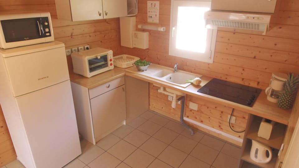 Chalet, 2 Bedrooms, Accessible (5 personnes) | Private kitchen | Fridge, microwave, stovetop, espresso maker