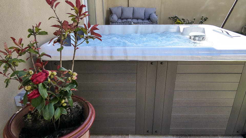 Outdoor spa tub