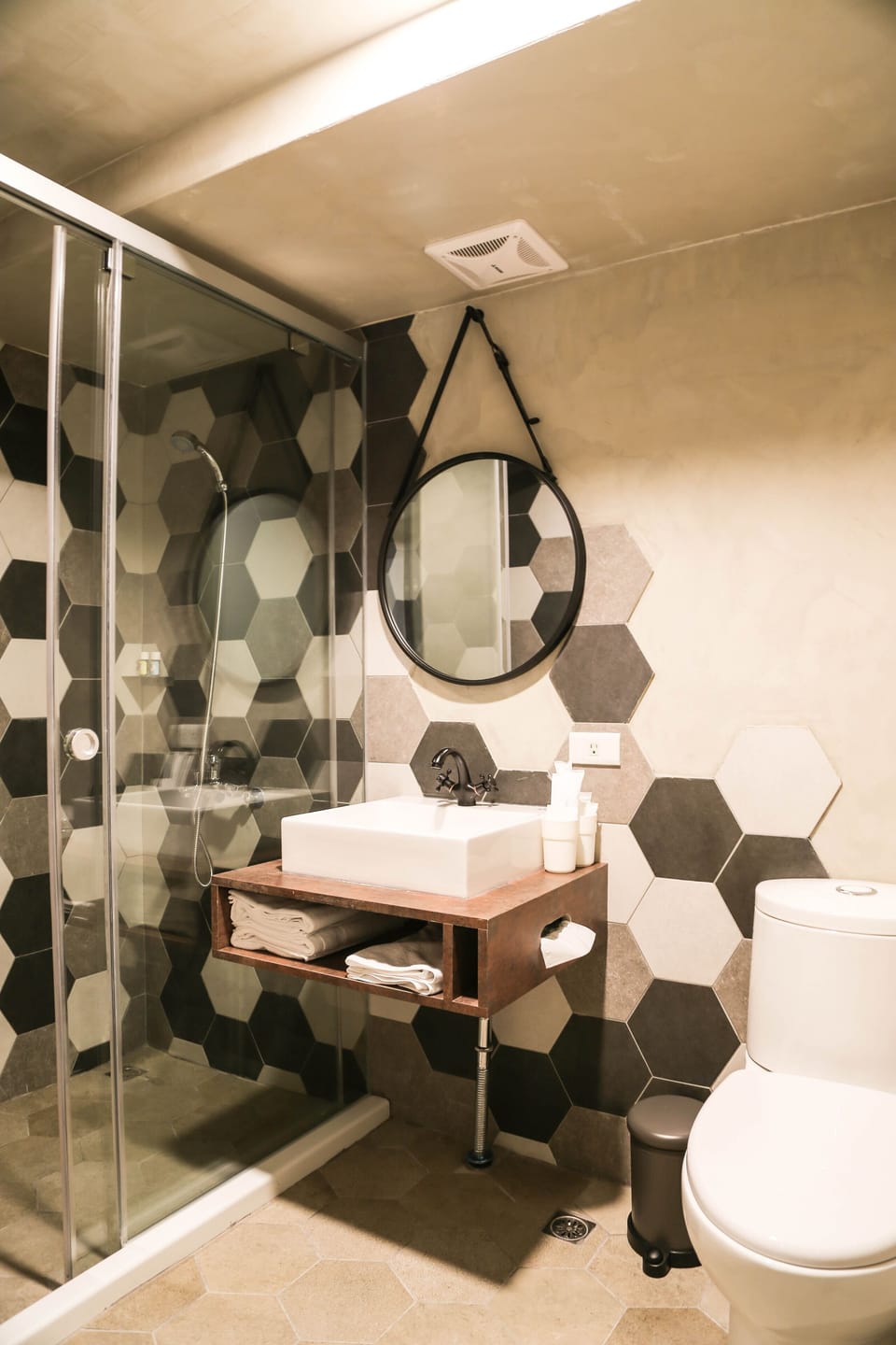 Design Double Room, 1 Queen Bed, Ensuite, City View | Bathroom | Shower, free toiletries, hair dryer, slippers