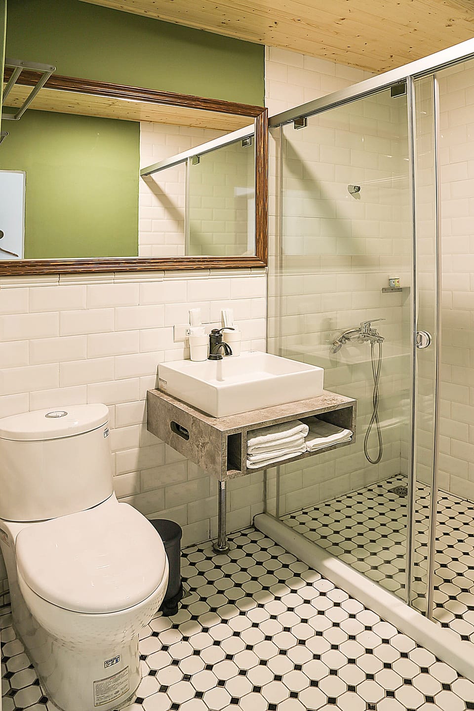 Elite Double Room, 1 Queen Bed, Ensuite, City View | Bathroom | Shower, free toiletries, hair dryer, slippers