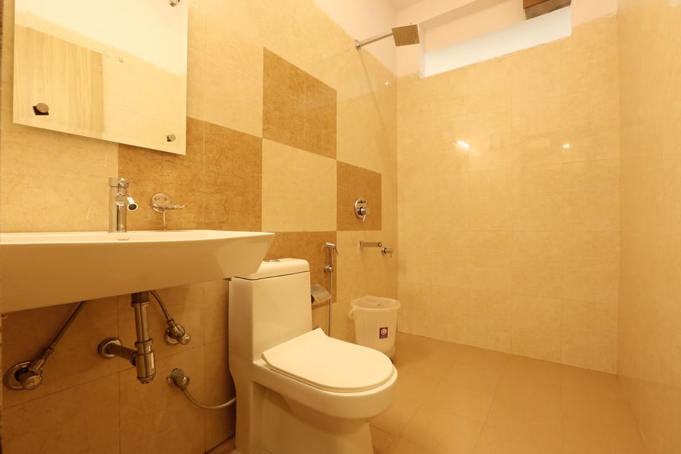 Family Suite, 1 Double Bed | Bathroom | Shower, free toiletries, towels