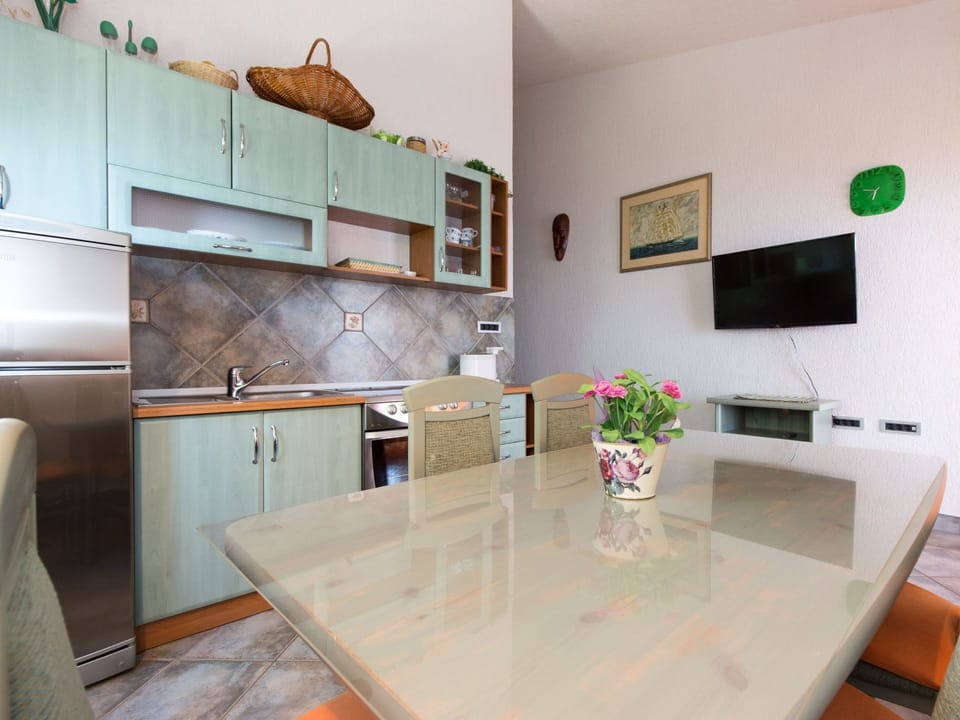 Cabinetry, Property, Furniture, Building, Countertop, Table, Flower, Wood, Kitchen Stove, Plant