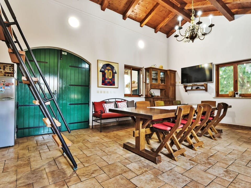 Table, Property, Picture Frame, Furniture, Building, Window, Wood, Interior Design, House, Floor