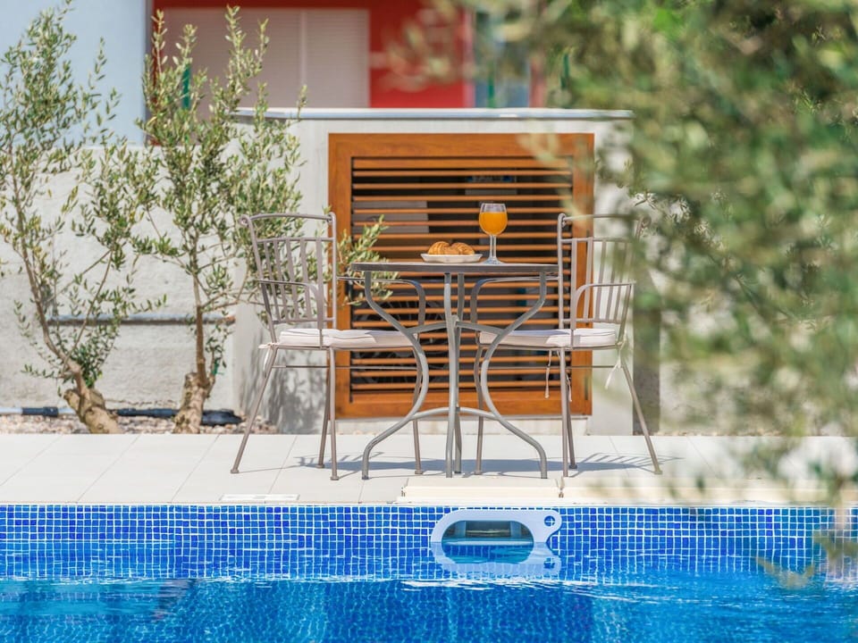 Swimming Pool, Property, Home, Leisure, House, Folding Chair, Furniture, Chair, Room, Real Estate