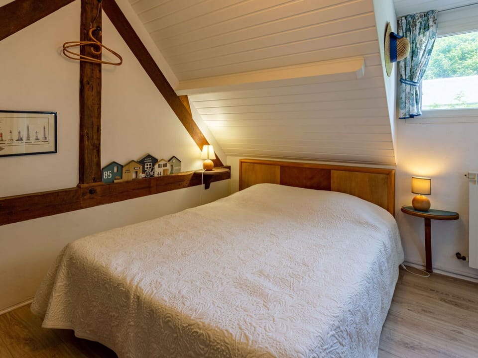 Furniture, Property, Building, Comfort, Wood, Textile, Bed Frame, Lighting, Interior Design, Lamp