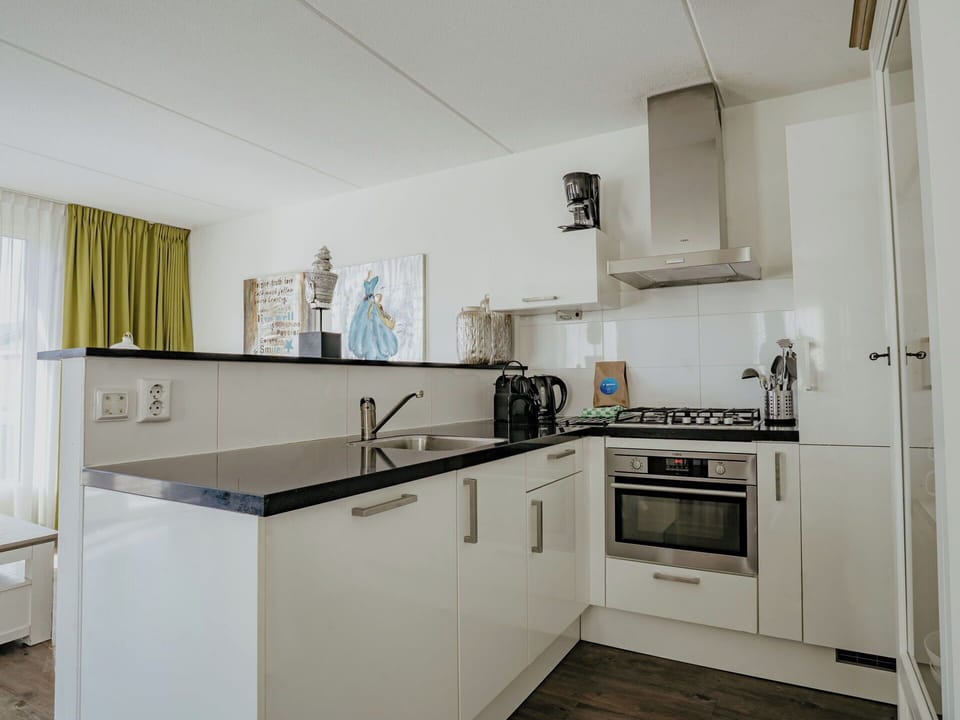 Interior Design, Wall, Flooring, Wood, Ceiling, Furniture, Floor, Room, Lighting, Apartment