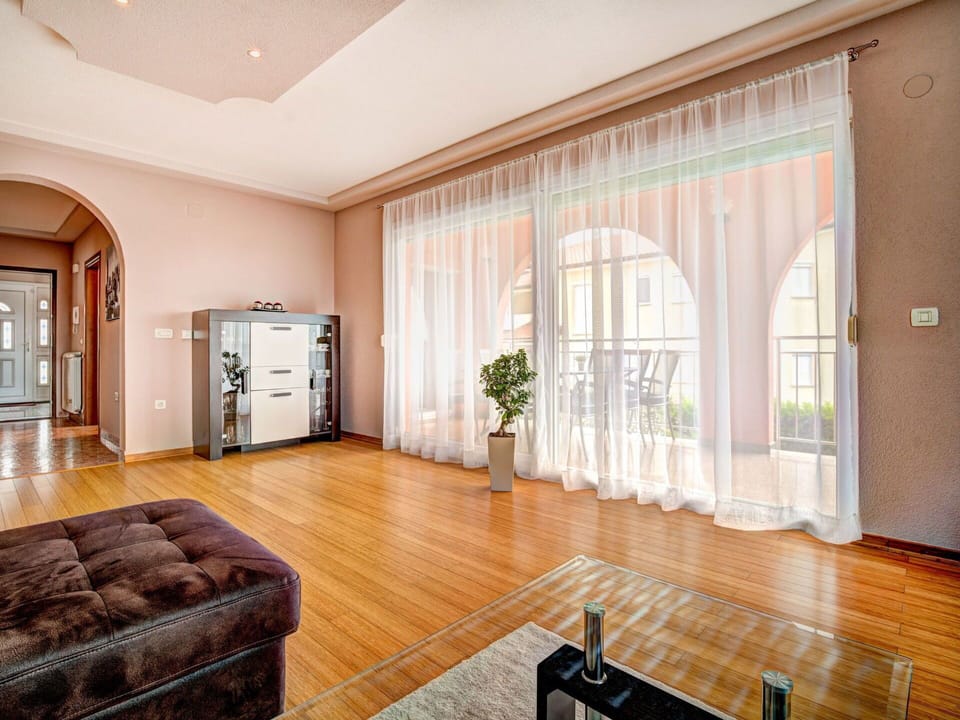 Room, Property, Interior Design, Floor, Furniture, Building, Real Estate, Ceiling, Architecture, Living Room
