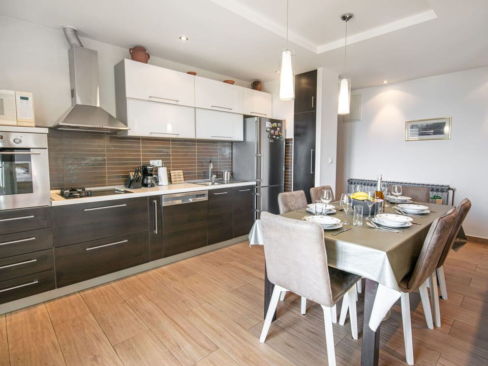 Cabinetry, Furniture, Property, Countertop, Table, Building, Wood, Interior Design, Tableware, Chair