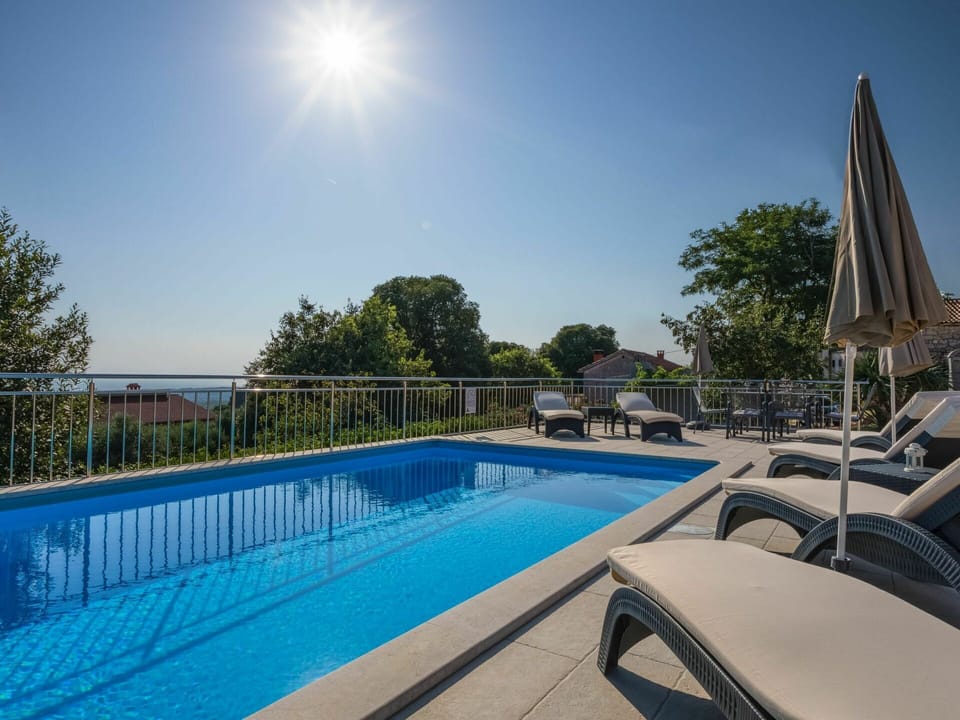 Water, Sky, Daytime, Property, Plant, Swimming Pool, Building, Light, Azure, Shade