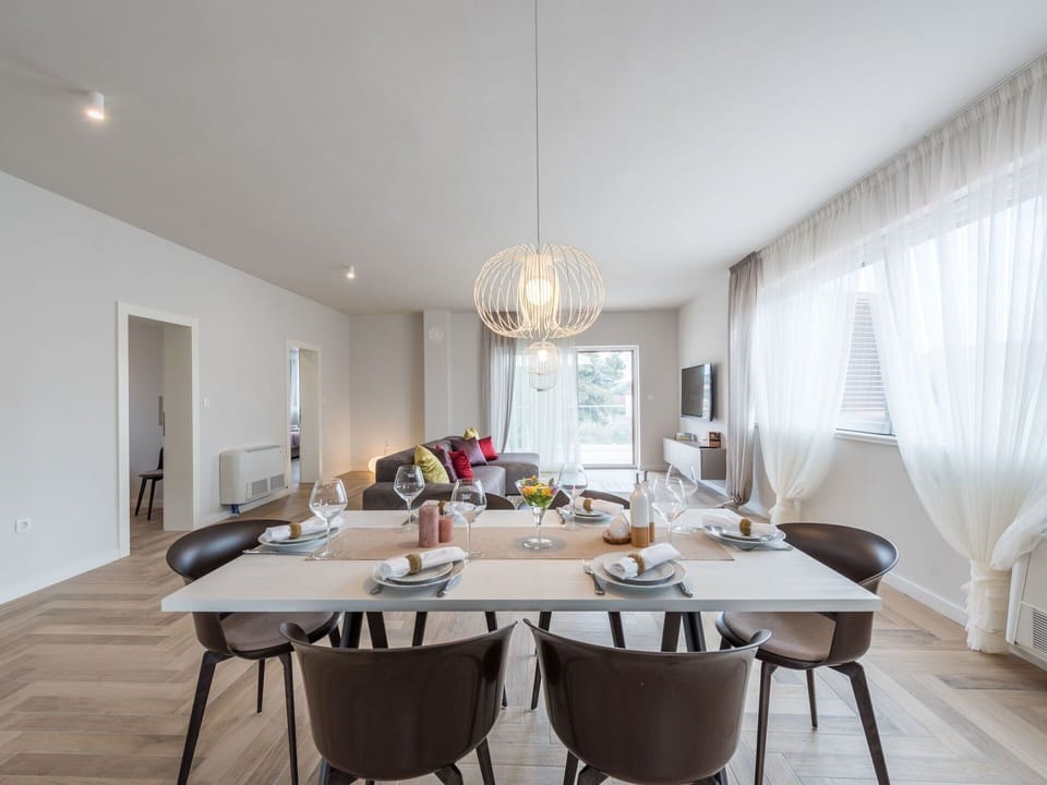 Room, Dining Room, Property, Furniture, Interior Design, Table, Building, Ceiling, Floor, Real Estate