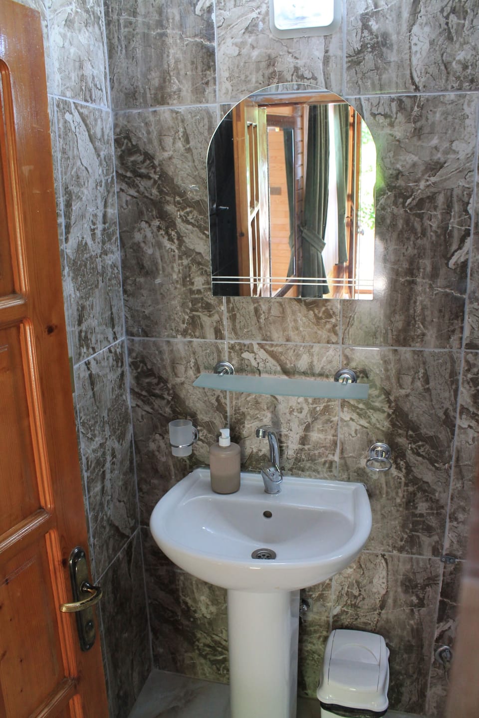 Shower, free toiletries, towels