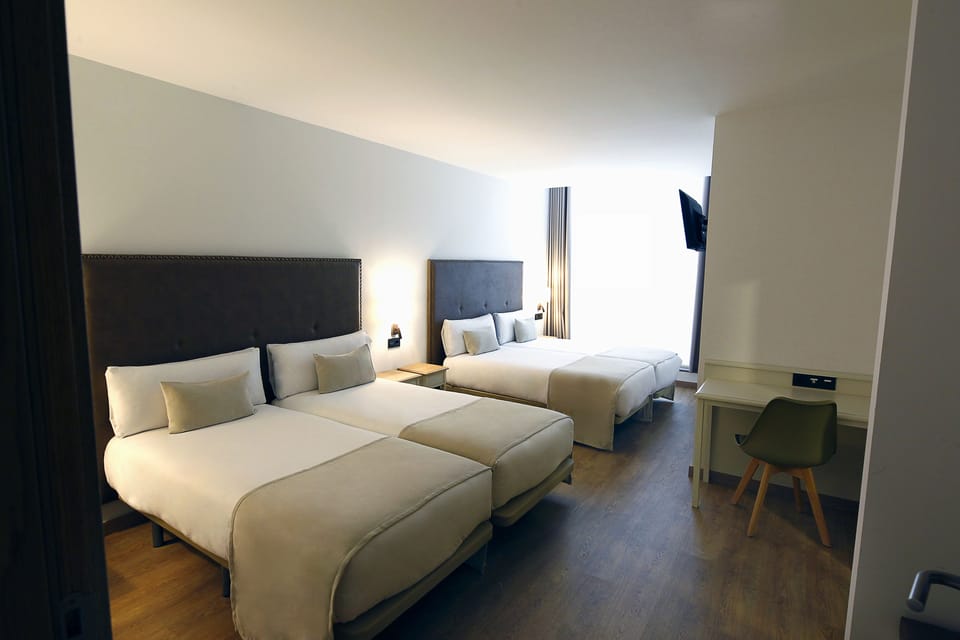 Comfort Room, 3 Twin Beds, Non Smoking | Premium bedding, memory foam beds, minibar, in-room safe