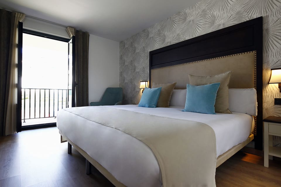 Superior Room, 1 King Bed, Non Smoking | Premium bedding, memory foam beds, minibar, in-room safe
