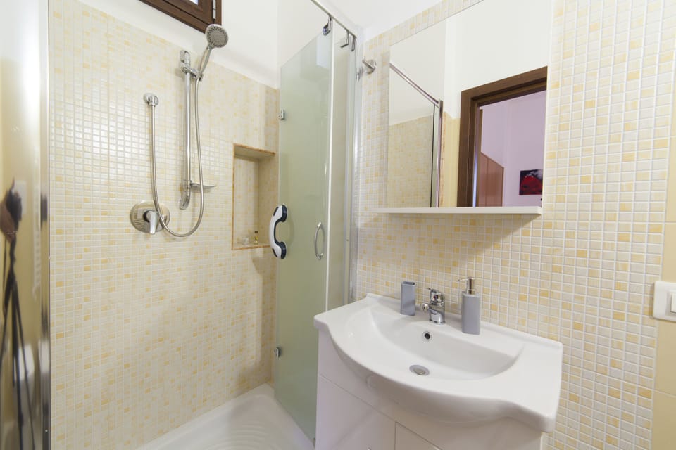 Double Room | Bathroom | Shower, rainfall showerhead, free toiletries, hair dryer