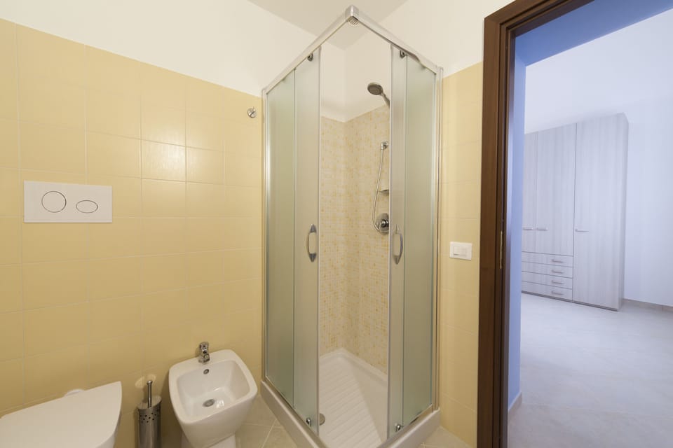 Double Room | Bathroom | Shower, rainfall showerhead, free toiletries, hair dryer