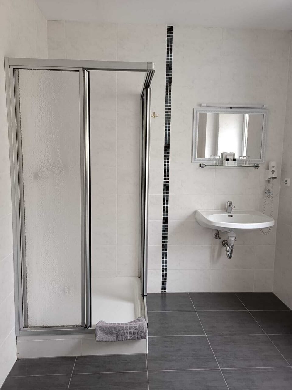 Classic Double or Twin Room | Bathroom | Free toiletries, hair dryer, towels, soap