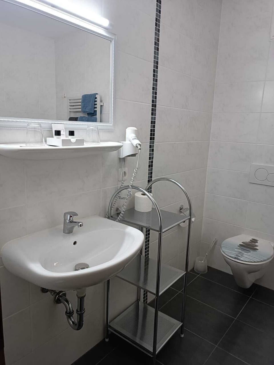 Classic Double or Twin Room | Bathroom | Free toiletries, hair dryer, towels, soap